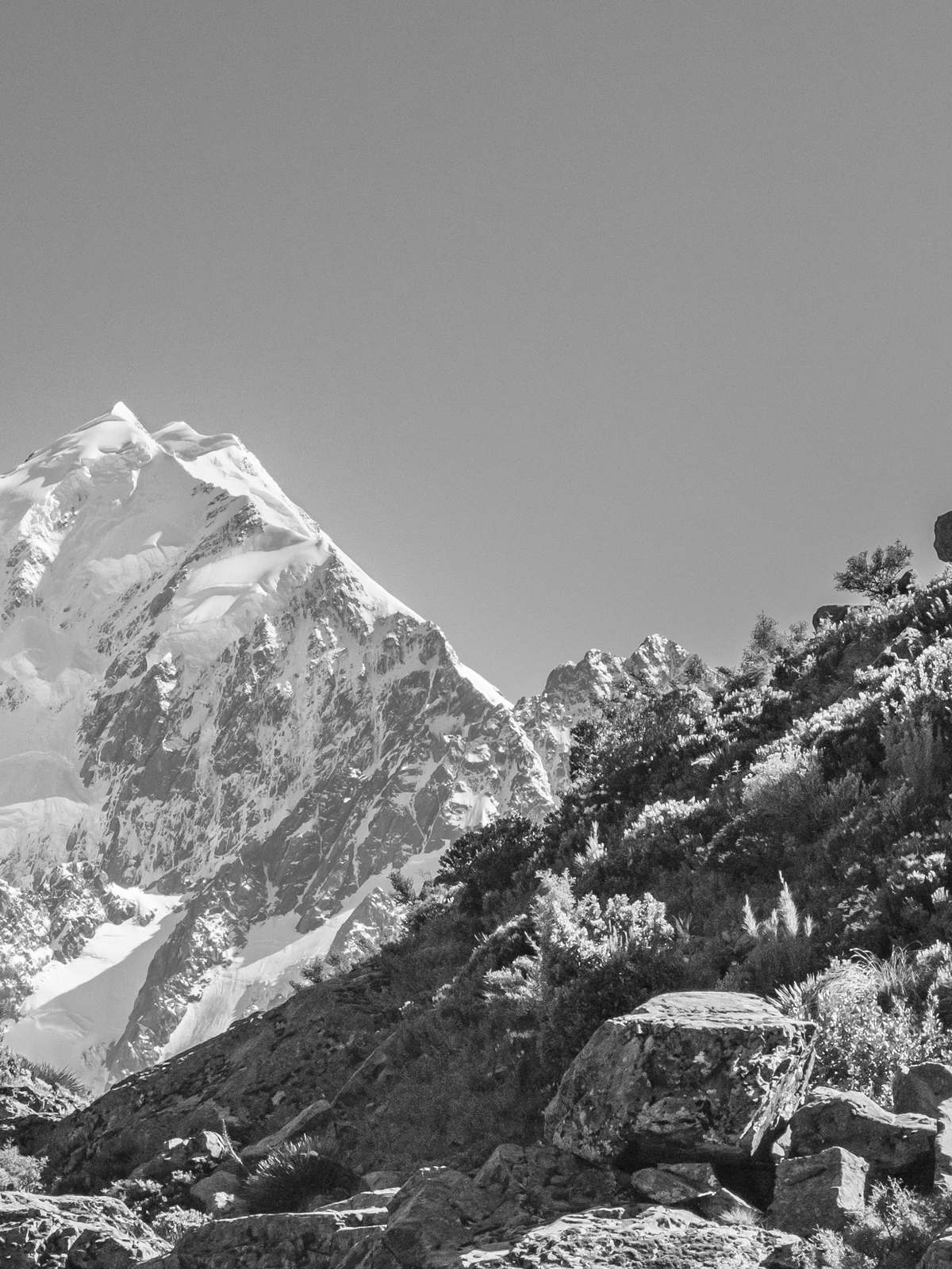 Aoraki Mount Cook innevato oltre una valle di rocce, fotografia in bianco e nero