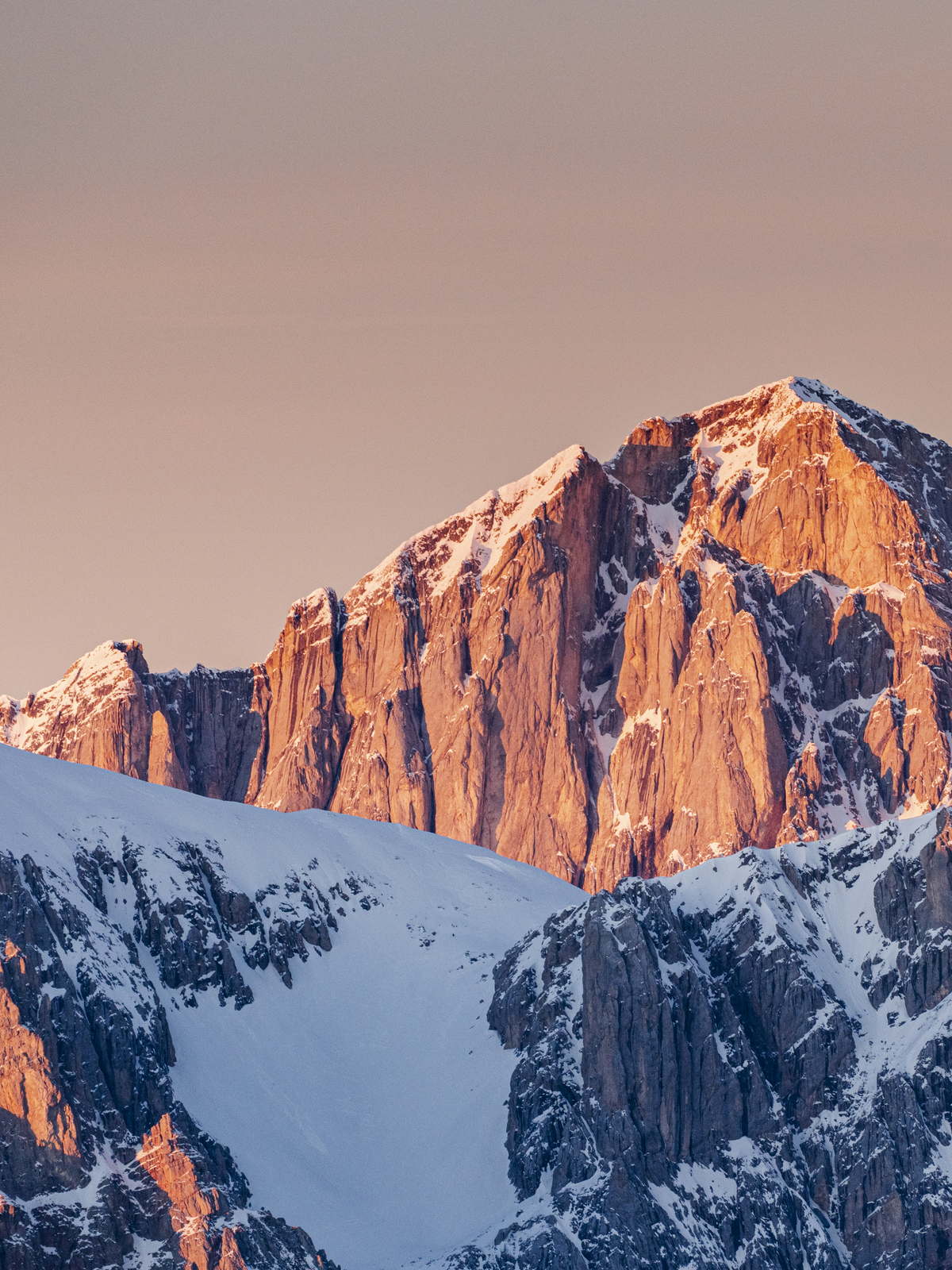 Parete dolomitica accesa dall'ultima luce del tramonto